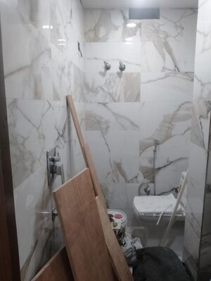 Bathroom in 1.5 BHK Builder Floor at Chuna Mandi – for Rent