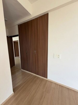 Room in 4 BHK Apartment at Pioneer Park Phase 1, Sector 61 – for Rent