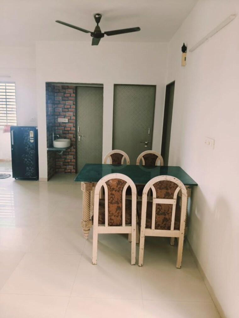 Living Room, satellite 2 Bedroom 1350 Sq.Ft. Apartment In Satellite Ahmedabad 10338562