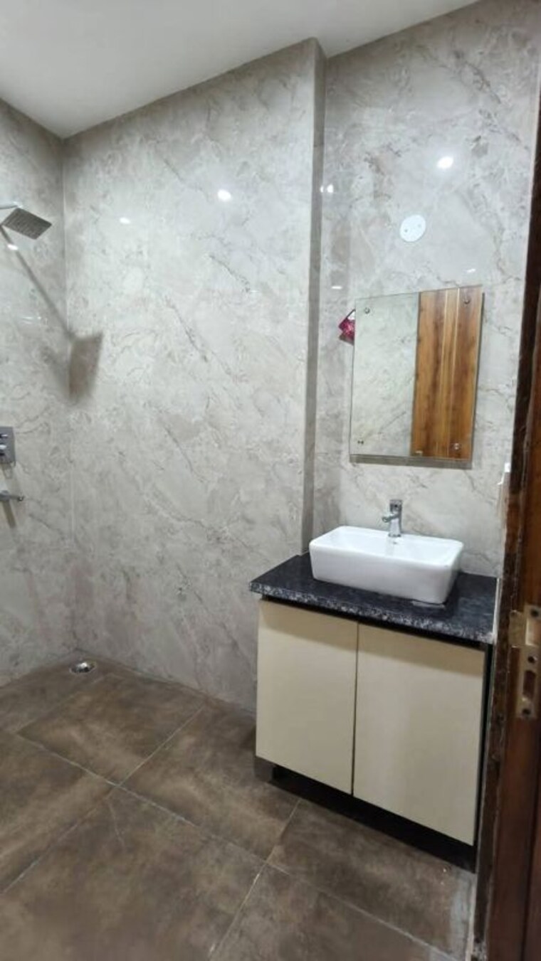 Bathroom, freedom fighters enclave 2 Bedroom 1000 Sq.Ft. Apartment In Freedom Fighters Enclave Delhi 10338778