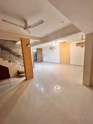 Room in 3 BHK Apartment at Juhu – for Rent