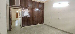 Room in 6 BHK Independent House at Sector 21 – for Rent