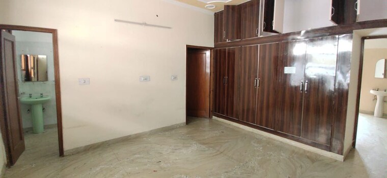 Room, sector 21 6 Bedroom 3500 Sq.Ft. Independent House In Sector 21 Panchkula 10338833