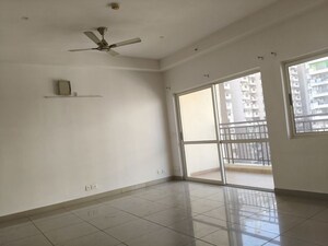 Room in 2.5 BHK Apartment at Landcraft Golf Links, Pandav Nagar – for Rent