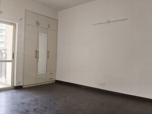 Room in 2.5 BHK Apartment at Landcraft Golf Links, Pandav Nagar – for Rent