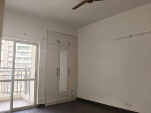 Room in 2.5 BHK Apartment at Landcraft Golf Links, Pandav Nagar – for Rent
