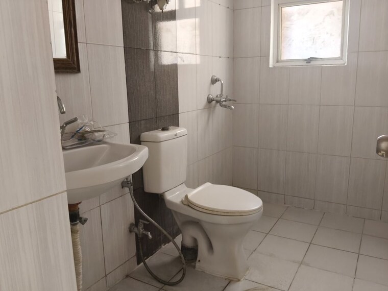 Bathroom, landcraft-golf-links 2.5 Bedroom 1470 Sq.Ft. Apartment In Pandav Nagar Ghaziabad 10338943