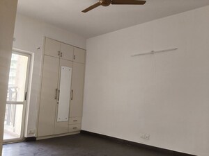 Room in 2.5 BHK Apartment at Landcraft Golf Links, Pandav Nagar – for Rent