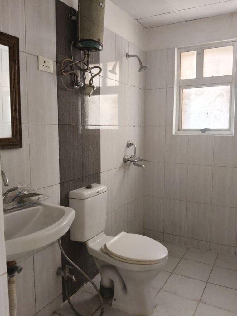 Bathroom, landcraft-golf-links 2.5 Bedroom 1470 Sq.Ft. Apartment In Pandav Nagar Ghaziabad 10338943