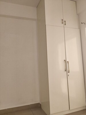 Furnished Amenities in 2.5 BHK Apartment at Landcraft Golf Links, Pandav Nagar – for Rent