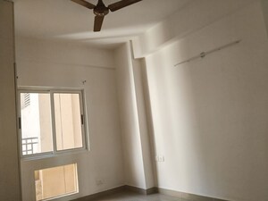 Room in 2.5 BHK Apartment at Landcraft Golf Links, Pandav Nagar – for Rent