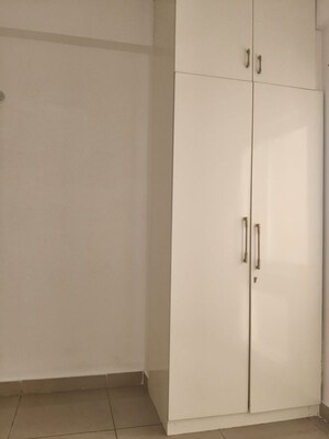 Room in 2.5 BHK Apartment at Landcraft Golf Links, Pandav Nagar – for Rent