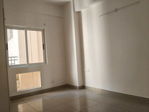 Room in 2.5 BHK Apartment at Landcraft Golf Links, Pandav Nagar – for Rent