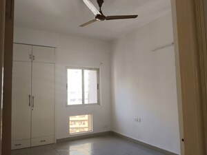 Room in 2.5 BHK Apartment at Landcraft Golf Links, Pandav Nagar – for Rent