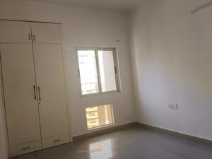 Room in 2.5 BHK Apartment at Landcraft Golf Links, Pandav Nagar – for Rent