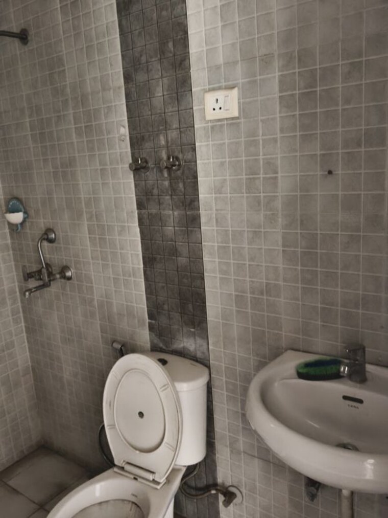 Bathroom, land-craft-golf-links-apartment-phase-2 2 Bedroom 1135 Sq.Ft. Apartment In Pandav Nagar Ghaziabad 10338954