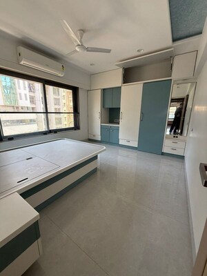 Master Bedroom in 3 BHK Apartment at Khar West – for Rent