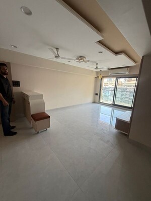 Room in 3 BHK Apartment at Khar West – for Rent