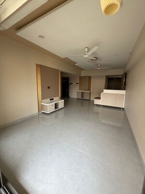 Room in 3 BHK Apartment at Khar West – for Rent