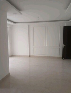 Room in 2 BHK Apartment at Nimbus The Express Park View II, Chi V Greater Noida – for Rent