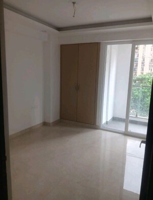 Room in 2 BHK Apartment at Nimbus The Express Park View II, Chi V Greater Noida – for Rent
