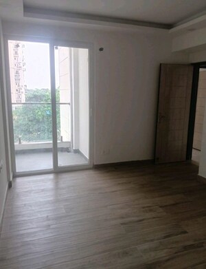 Room in 2 BHK Apartment at Nimbus The Express Park View II, Chi V Greater Noida – for Rent