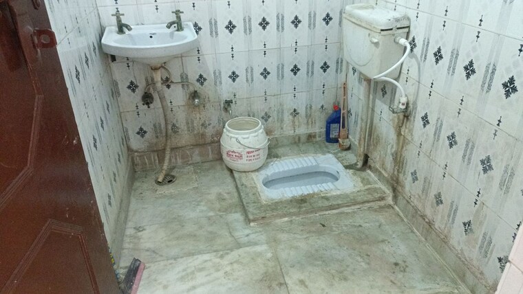 Bathroom, vaishali sector 5 2 Bedroom 950 Sq.Ft. Builder Floor In Vaishali Sector 5 Ghaziabad 10339039