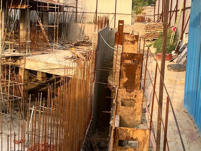 Balcony, trg-the-mall Commercial Shop 120 Sq.Ft. In Nai Basti Dundahera Ghaziabad 10339031