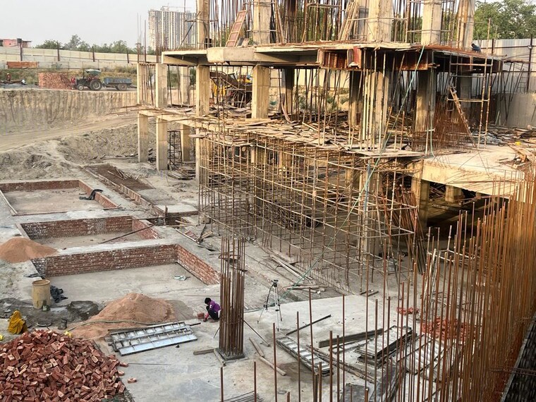 Balcony, trg-the-mall Commercial Shop 120 Sq.Ft. In Nai Basti Dundahera Ghaziabad 10339031