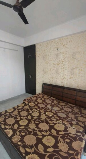 Room in 3 BHK Apartment at Proview Technocity, Chi V Greater Noida – for Rent