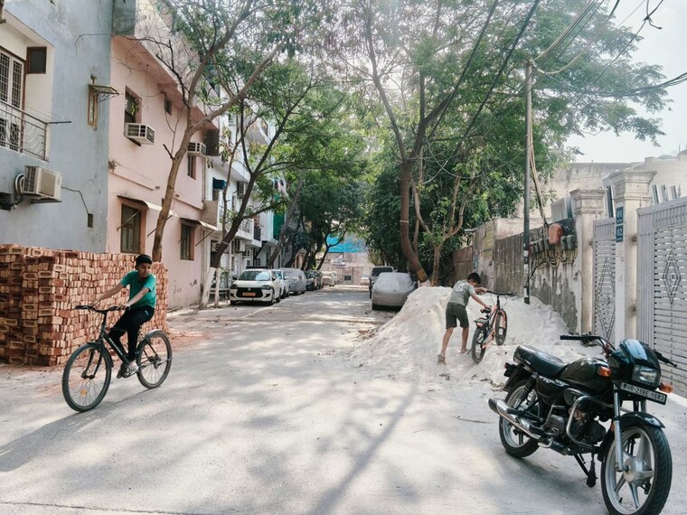  Parking, freedom fighters enclave 2 Bedroom 850 Sq.Ft. Builder Floor In Freedom Fighters Enclave Delhi 10339120