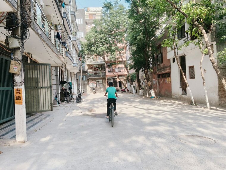 Parking, freedom fighters enclave 2 Bedroom 850 Sq.Ft. Builder Floor In Freedom Fighters Enclave Delhi 10339120
