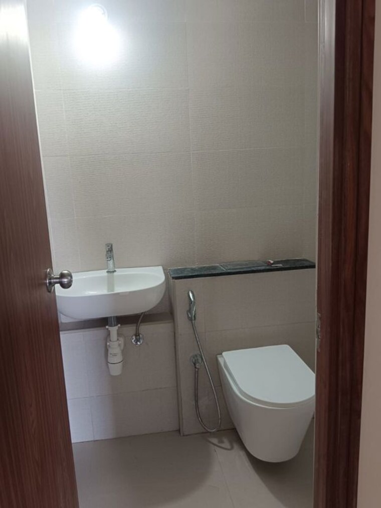 Bathroom, bptp-discovery-park 3 Bedroom 1861 Sq.Ft. Apartment In Sector 80 Faridabad 10339125