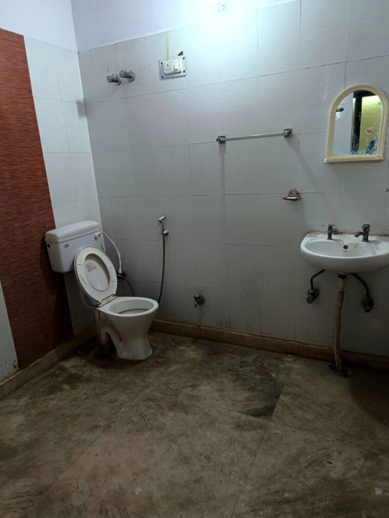 Bathroom, sector 47 2 Bedroom 112 Sq.Mt. Builder Floor In Sector 47 Noida 10339122