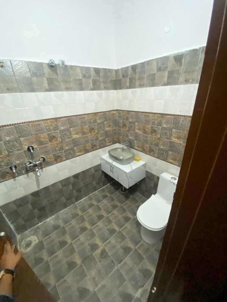 Bathroom, sector 82 6 Bedroom 200 Sq.Yd. Builder Floor In Sector 82 Mohali 10339262