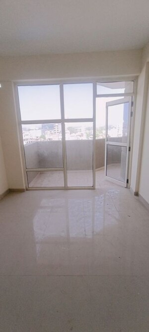 Room in 2 BHK Apartment at Pyramid Midtown, Sector 59 – for Rent