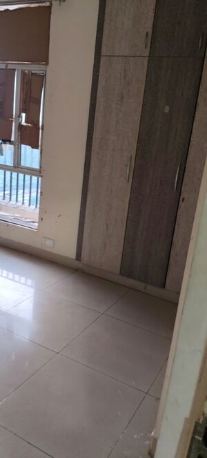 Room in 3.5 BHK Apartment at Gaur City 1st Avenue, Sector 4 Greater Noida – for Rent