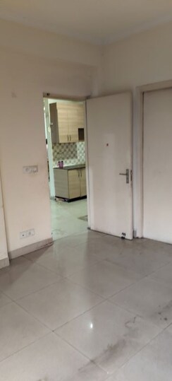 3.5 BHK + Servant Room Apartment For Rent in Gaur City 1st Avenue