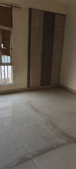 Room in 3.5 BHK Apartment at Gaur City 1st Avenue, Sector 4 Greater Noida – for Rent