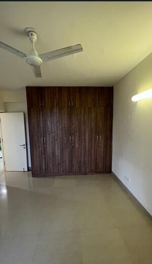 Room in 3 BHK Apartment at Emaar Emerald Floors Premier, Sector 65 – for Rent