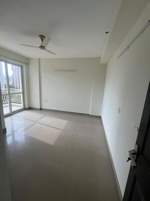 Room in 3 BHK Builder Floor at Smart World Orchard, Sector 61 – for Rent