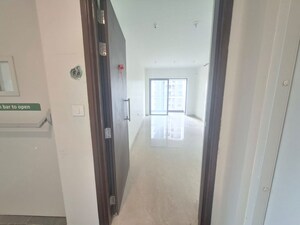 2 BHK Apartment – Entrance View at Kalpataru Paramount, Kapur Bawdi - for Rent