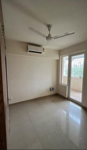 Room in 3 BHK Apartment at Emaar Emerald Floors Premier, Sector 65 – for Rent