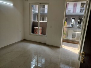 Room in 2.5 BHK Apartment at Smart World Orchard, Sector 61 – for Sale