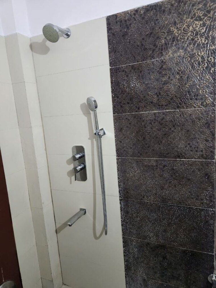 Bathroom, dlf phase i 3 Bedroom 200 Sq.Yd. Independent House In Dlf Phase I Gurgaon 10339439