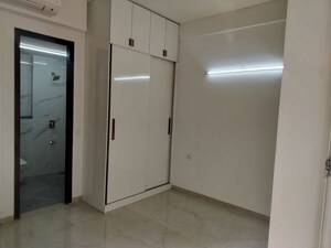 Room in 3 BHK Apartment at Smart World Orchard, Sector 61 – for Rent