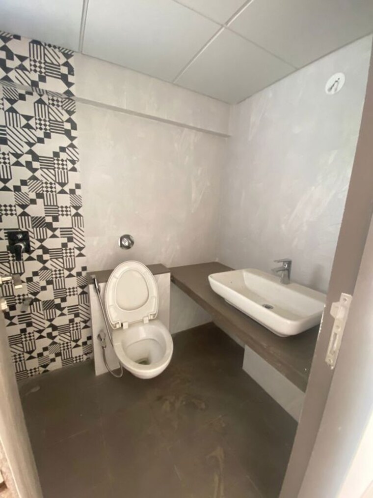 Bathroom, shroff-serene-25 4 Bedroom 1500 Sq.Ft. Apartment In Kalyani Nagar Pune 10340060