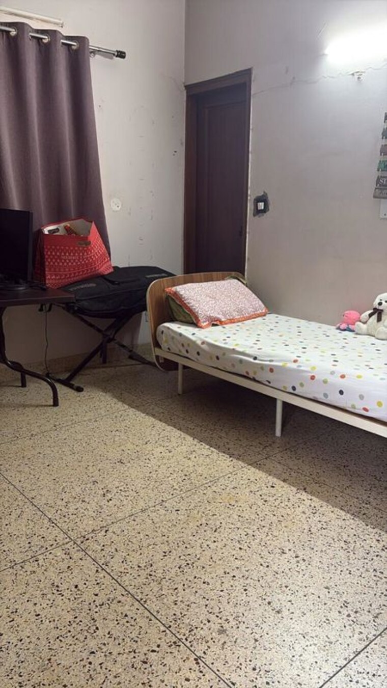 Bedroom, east of kailash 3 Bedroom 1800 Sq.Ft. Builder Floor In East Of Kailash Delhi 10340109