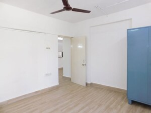 Room in 3 BHK Apartment at Om Tower Kandivali, Kandivali West – for Rent