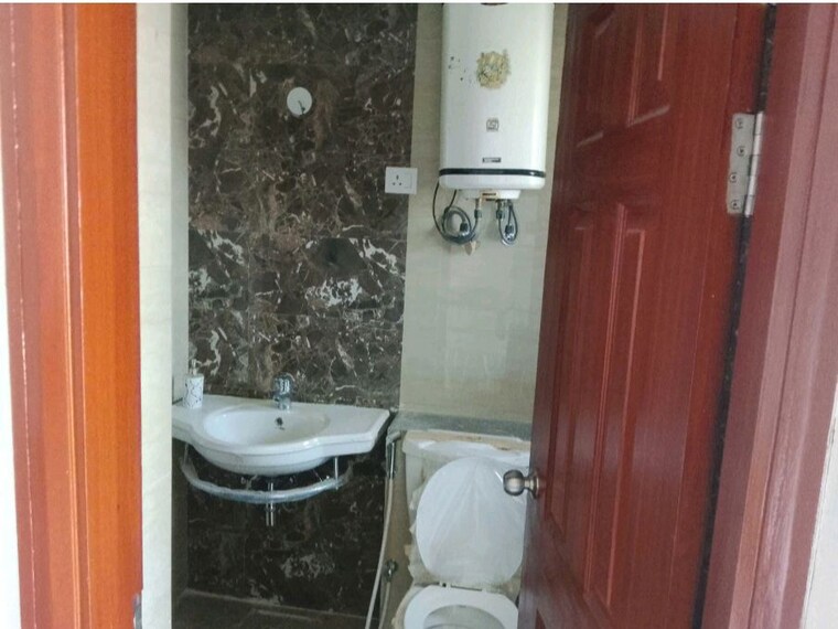 Bathroom, purvanchal-royal-city 3 Bedroom 1825 Sq.Ft. Apartment In Chi V Greater Noida Greater Noida 10340453